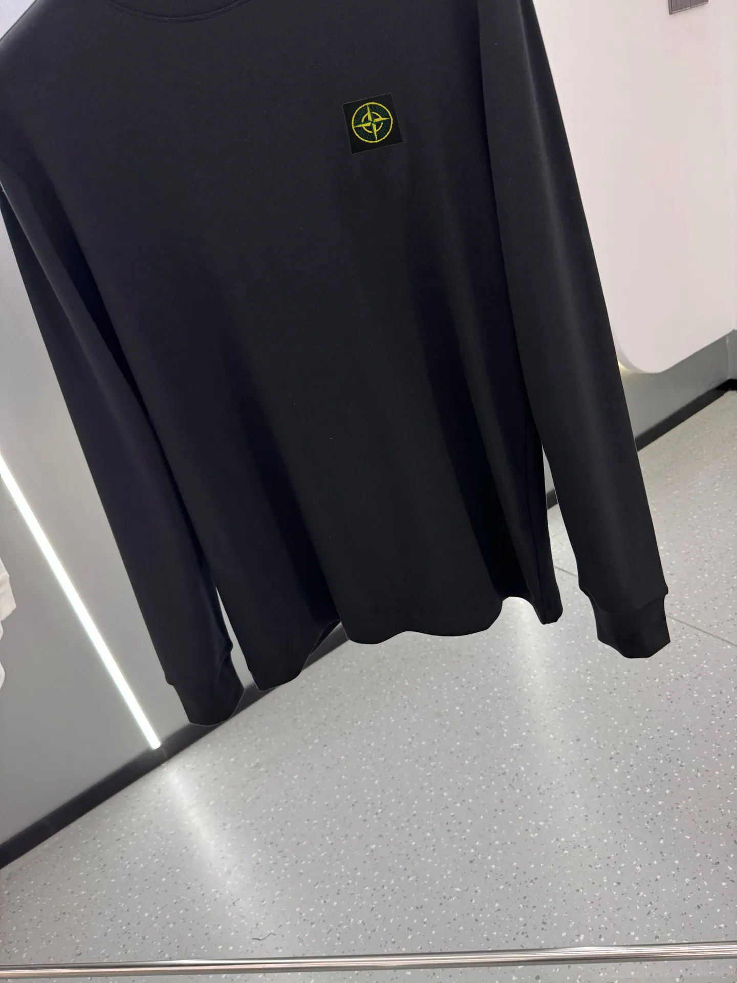P220 Stone Island 2025 autumn and winter men's latest trade order mid-collar bottoming shirt, in full condition! ! Designed with logo embroidery! Customized 100% pure cotton fabric! Weighing 330g, the upper body is comfortable and breathable, not stiff, and has a rich three-dimensional feel overall. It is a quality export order that meets the simple needs of commuters. The upper body effect is very good, slimming, and not picky about the figure. The fabric workmanship is impeccable. Black White Size: XS-2XL